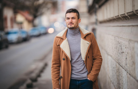 Comment profiter de sa liberté financière tout en préparant l’avenir? Mathis choisit de se constituer une épargne forcée régulière pour voir ses projets d’achat immobilier aboutir.
