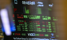 Un écran à la Bourse de New York, le 18 juillet 2025 ( AFP / ANGELA WEISS )