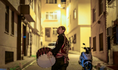 Un joueur de davul, tambour à deux faces, sonne l'heure du dernier repas avant d'entamer le jeûne du ramadan à l'aube, le 24 février 2026 à Istanbul ( AFP / Yasin AKGUL )