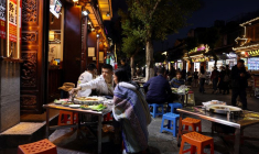 Des clients dînent dans un restaurant à Yunnan, en Chine.