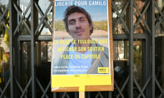 Une photo de Camilo Castro sur une pancarte, lors d'un rassemblement d'Amnesty International et sa famille pour protester contre sa détention au Venezuela, à Toulouse, le 20 septembre 2025 ( AFP / Lionel BONAVENTURE )