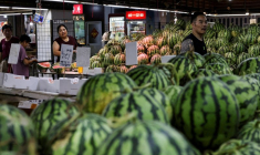 PHOTO DE FICHIER : Des personnes font des achats sur un marché humide à Shanghai