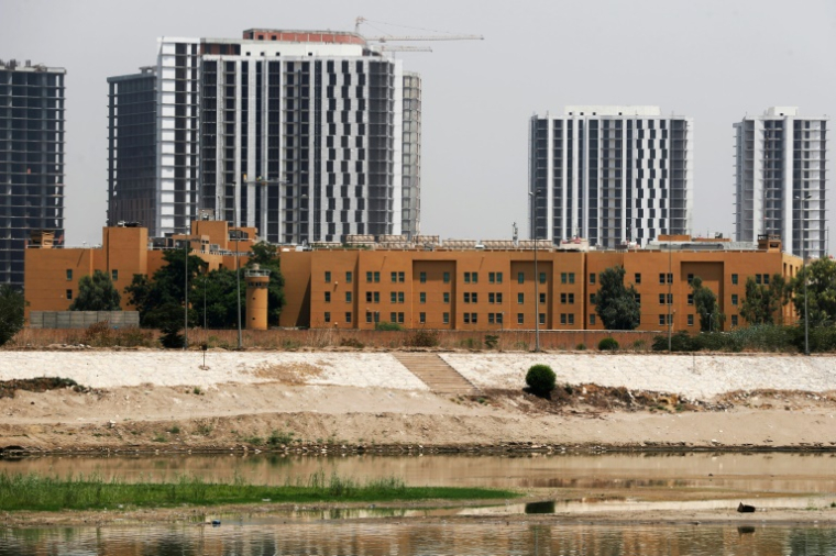 Une photo prise le 12 juin 2025 de l'autre côté du fleuve Tigre à Bagdad montre le complexe de l'ambassade des Etats-Unis ( AFP / AHMAD AL-RUBAYE )