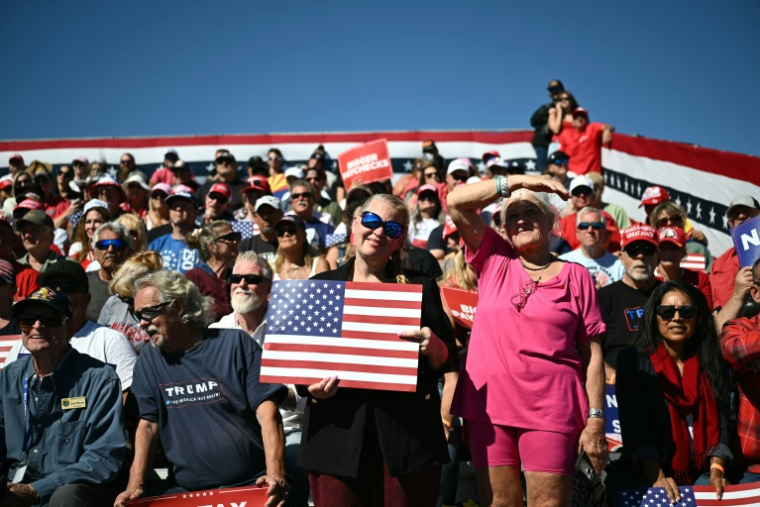 Des soutiens de Donald Trump durant un meeting à Bullhead City, en Arizona le 14 octobre 2026, aux États-Unis ( AFP / Kent NISHIMURA )