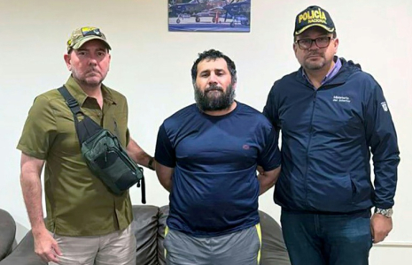 Sur cette photo diffusée par l'armée équatorienne, Adolfo Macias, alias "Fito" (centre), est entouré du ministre de la Défense Carlo Loffredo (gauche) et du ministre de l'Intérieur John Reimberg, le 25 juin 2025 à Manta (Equateur) ( Ecuadorean Army / Handout )