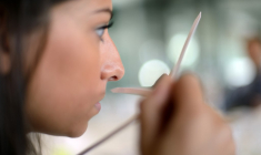 Une étudiante dans un laboratoire de Givaudan, à Argentueil. ( AFP / ERIC FEFERBERG )