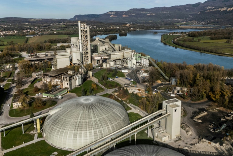 Vue aérienne de la plus grande cimenterie de France qui appartient au cimentier français Vicat à Montalieu-Vercieu (Isère, sud-est de la France), le 12 novembre 2025 ( AFP / JEFF PACHOUD )