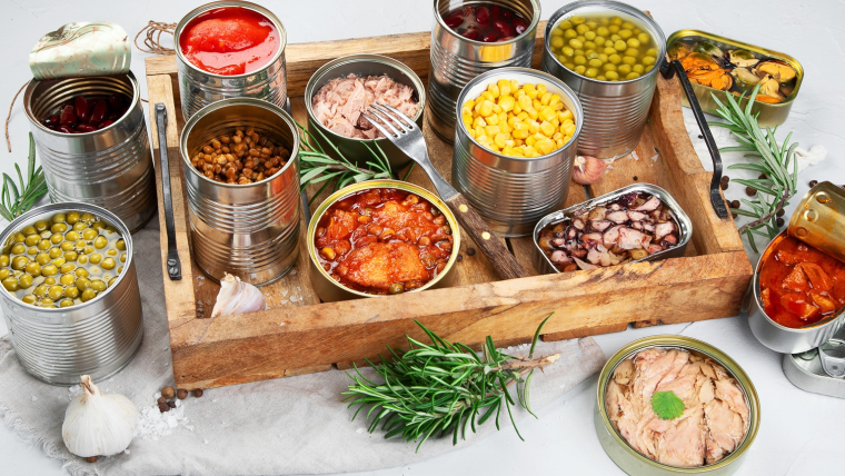 Mieux vaut éviter d’assaisonner des pâtes ou des salades avec le liquide contenu dans les boîtes de conserve, car cela pourrait augmenter l’exposition à certaines substances à risque. (crédit: Adobe Stock)