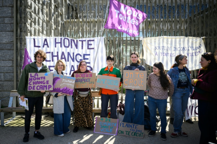 Des militants en soutien aux victimes de violences sexistes devant le palais de justice de Lorient le 30 mars 2026 ( AFP / Loic VENANCE )