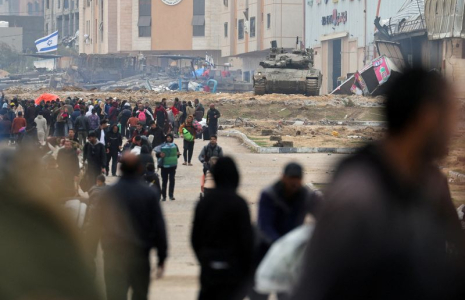 Un char israélien se place au cœur des débris, alors que les Palestiniens fuient