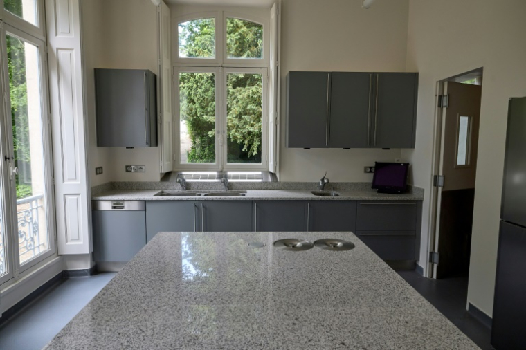 Cuisine de l'ancienne résidence du couturier allemand Karl Lagerfeld à Louveciennes, dans les Yvelines, le 15 mai 2025(FILES) This photograph shows the kitchen at a former residence of the late German fashion designer Karl Lagerfeld, in Louveciennes, near Paris, on May 15, 2025. The historic 19th century house, also the residence of the poet Leconte de Lisle, which includes a living space of over 600m2, a library, tennis court, swimming pool and two hecatres of land will go on sale at auction in Paris on June 17, 2025 with a starting price of €4,635,000. ( AFP / Kiran RIDLEY )