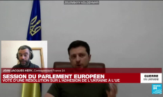 "Ne nous lâchez pas", dit Zelensky au Parlement européen
