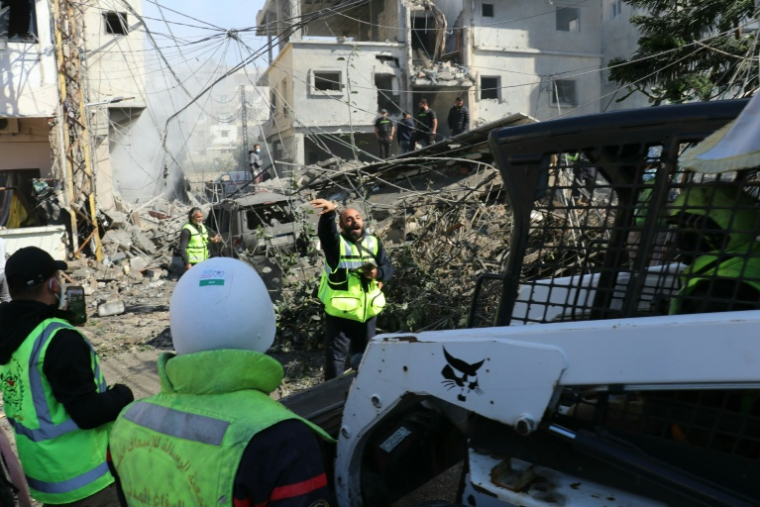 Des secouristes libanais interviennent à Tyr, dans le sud du Liban, après une frappe, le 24 mars 2026 ( AFP / Kawnat HAJU )