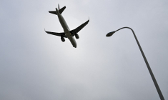 Un Airbus de China Eastern, près de l'aéroport de Shanghaï Pudong, le 17 avril 2025 (illustration) ( AFP / HECTOR RETAMAL )