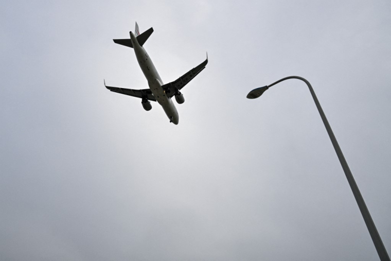 Un Airbus de China Eastern, près de l'aéroport de Shanghaï Pudong, le 17 avril 2025 (illustration) ( AFP / HECTOR RETAMAL )