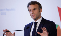 Le président français Emmanuel Macron assiste à une conférence de presse, lors du sommet informel de l'UE à Prague