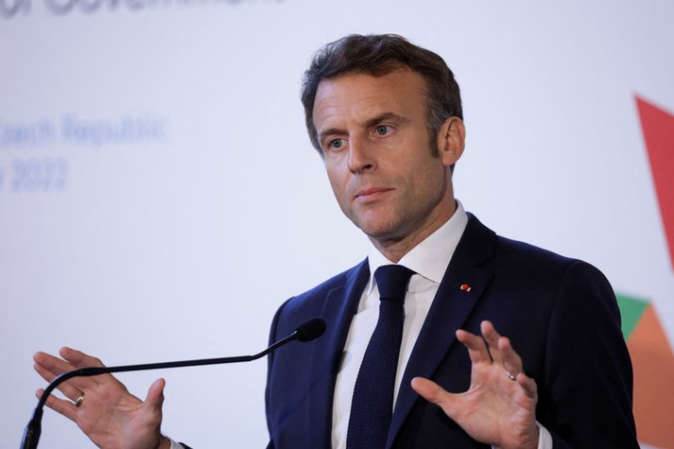 Le président français Emmanuel Macron assiste à une conférence de presse, lors du sommet informel de l'UE à Prague