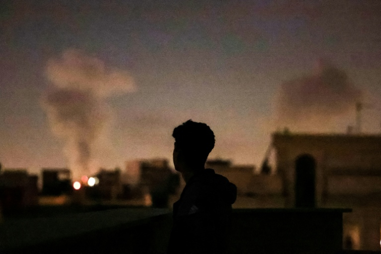 De la fumée dans le ciel de Téhéran en Iran après une frappe, le 4 mars 2026 ( AFP / ATTA KENARE )