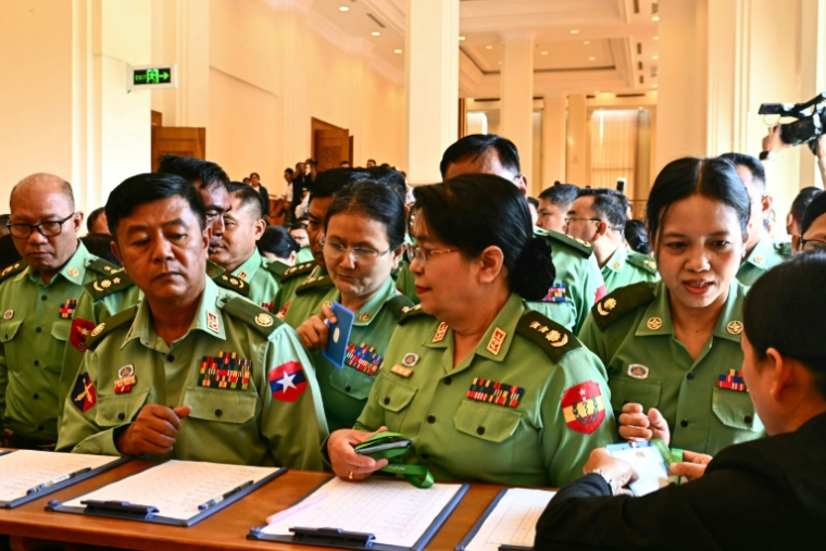 Des officiers de l'armée, membres du Parlement de Birmanie à Naypyidaw le 16 mars 2026  ( AFP / Sai Aung MAIN )