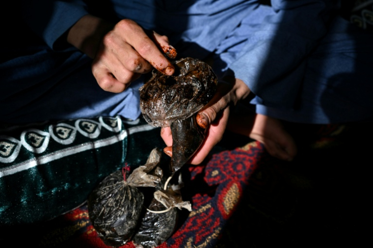 Un agriculteur montre de l'opium brut dans sa maison de la province du Badakhshan, le 11 octobre 2026 en Afghanistan ( AFP / STR )