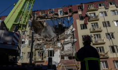 Des secouristes ukrainiens travaillent sur le site d'un immeuble endommagé par une frappe à Odessa, le 6 avril 2026 ( AFP / Oleksandr GIMANOV )