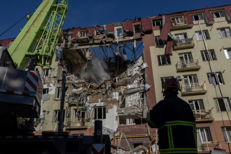 Des secouristes ukrainiens travaillent sur le site d'un immeuble endommagé par une frappe à Odessa, le 6 avril 2026 ( AFP / Oleksandr GIMANOV )