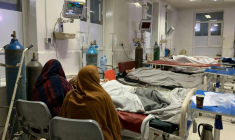 Dans un hôpital de Jalalabad, le 27 février 2026, après qu’un tir de mortier pakistanais a frappé un camp de personnes rentrant du Pakistan, en pleine série d’affrontements entre les forces pakistanaises et des membres des services de sécurité talibans près du poste-frontière de Torkham, entre l’Afghanistan et le Pakistan, dans la province de Nangarhar ( AFP / Aimal Zahir )
