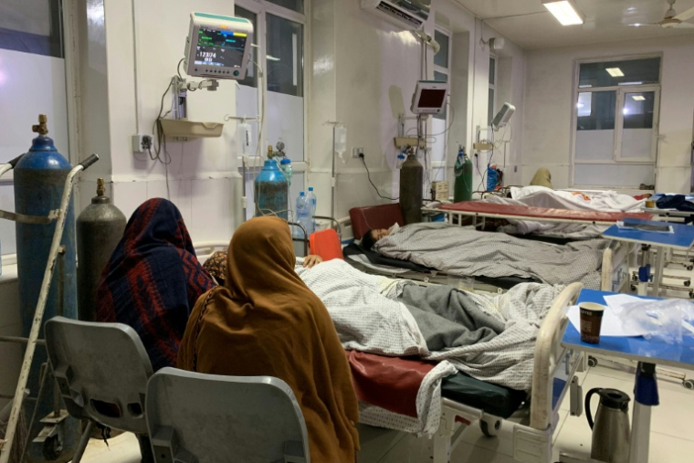 Dans un hôpital de Jalalabad, le 27 février 2026, après qu’un tir de mortier pakistanais a frappé un camp de personnes rentrant du Pakistan, en pleine série d’affrontements entre les forces pakistanaises et des membres des services de sécurité talibans près du poste-frontière de Torkham, entre l’Afghanistan et le Pakistan, dans la province de Nangarhar ( AFP / Aimal Zahir )