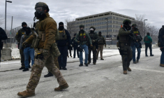 Des membres des forces de l'ordre fédérales pendant une manifestation à Minneapolis, Minnesota, le 15 janvier 2026 ( AFP / Octavio JONES )