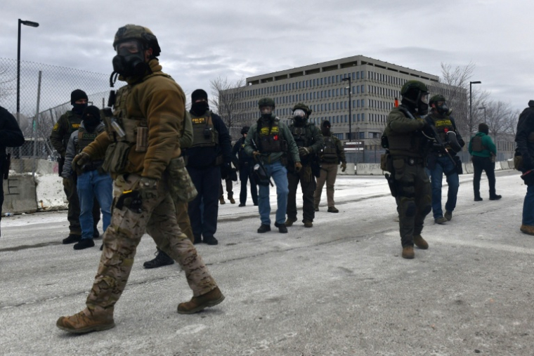 Des membres des forces de l'ordre fédérales pendant une manifestation à Minneapolis, Minnesota, le 15 janvier 2026 ( AFP / Octavio JONES )