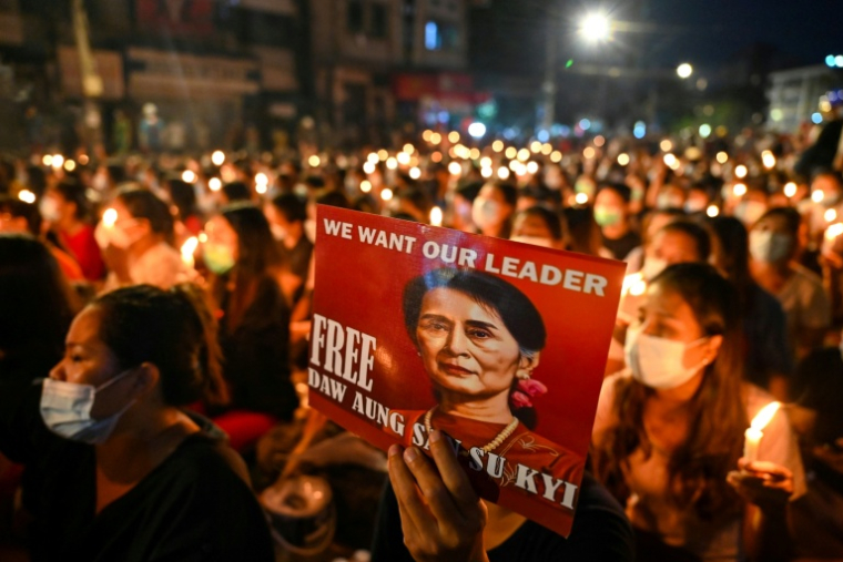 Des manifestants brandissent une photo de l'ancienne dirigeante birmane Aung San Suu Kyi, pour demander sa libération, à Rangoun le 13 mars 2021 ( AFP / STR )