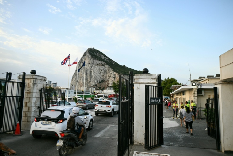 Des piétons et automobilistes circulent pour la première fois sans contrôles frontaliers depuis La Línea de la Concepción, en Espagne, vers le territoire britannique de Gibraltar, le 15 juillet 2026 ( AFP / JORGE GUERRERO )