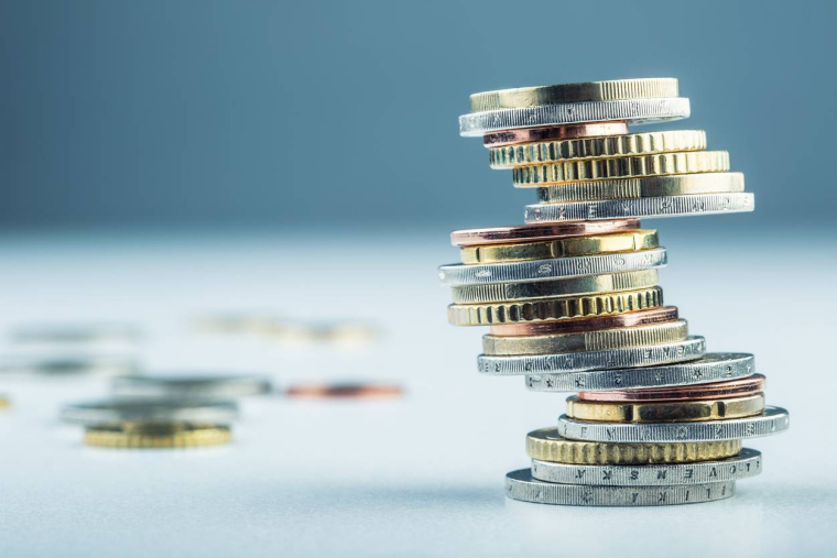 Les salaires augmentent, mais moins que l'inflation -iStock-MarianVejcik