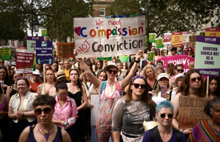 Manifestation pour la dépénalisation de l'avortement, le 17 juin 2023 à Londres ( AFP / HENRY NICHOLLS )