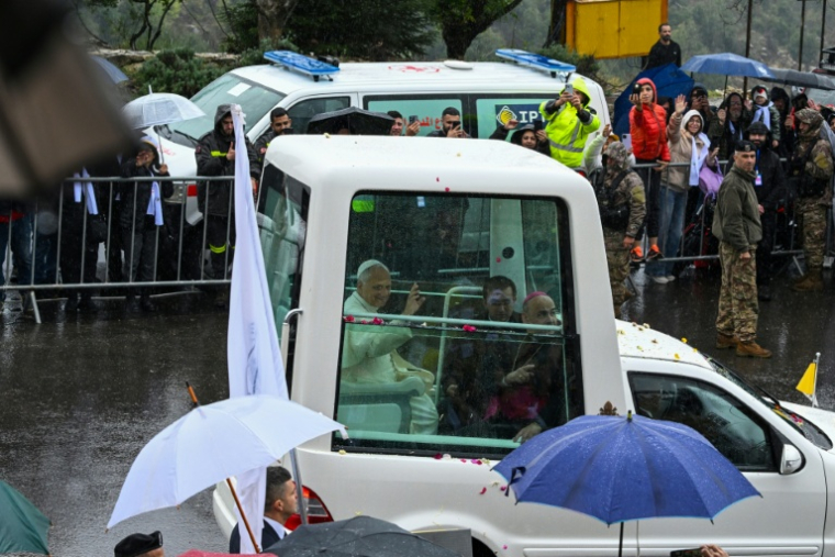 Le pape Léon XIV salue la foule à son arrivée en papamobile au monastère accueillant la tombe de Saint Charbel Makhlouf à Annaya, au nord de Beyrouth, le 1er décembre 2025 ( AFP / JOSEPH EID )