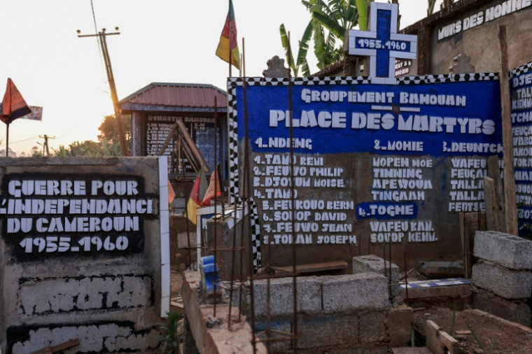 Le "mur des martyrs" du village de Bahouan, au Cameroun, rendant hommage aux victimes de la "Guerre pour l'indépendance du Cameroun", le 25 janvier 2025 ( AFP / Daniel Beloumou Olomo )