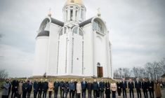 Photo diffusée par le ministère ukrainien des Affaires étrangères, le 31 mars 2026, montrant le ministre ukrainien des Affaires étrangères, Andriï Sybiha (c,d), la cheffe de la diplomatie européenne Kaja Kallas (c,g) et des ministres européens des Affaires étrangères lors d'une cérémonie commémorative à Boutcha ( UKRAINIAN FOREIGN MINISTRY / Handout )