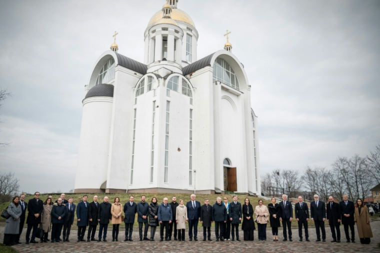 Photo diffusée par le ministère ukrainien des Affaires étrangères, le 31 mars 2026, montrant le ministre ukrainien des Affaires étrangères, Andriï Sybiha (c,d), la cheffe de la diplomatie européenne Kaja Kallas (c,g) et des ministres européens des Affaires étrangères lors d'une cérémonie commémorative à Boutcha ( UKRAINIAN FOREIGN MINISTRY / Handout )