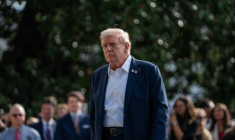 Le président américain Donald Trump à l'extérieur de la Maison Blanche, à Washington, le 26 septembre 2025 ( AFP / Allison ROBBERT )