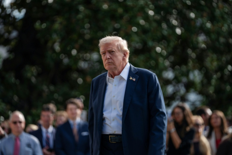 Le président américain Donald Trump à l'extérieur de la Maison Blanche, à Washington, le 26 septembre 2025 ( AFP / Allison ROBBERT )
