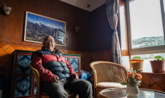 Photo prise le 28 mai 2023 à Solukhumbu au Népal, de Kanchha Sherpa, âgé de 90 ans, le dernier survivant de l'expédition dirigée par les alpinistes Edmund Hillary et Tenzing Norgay Sherpa, les premiers à avoir conquis la plus haute montagne du monde, l'Everest, en 1953 ( AFP / ROBIC UPADHAYAY )