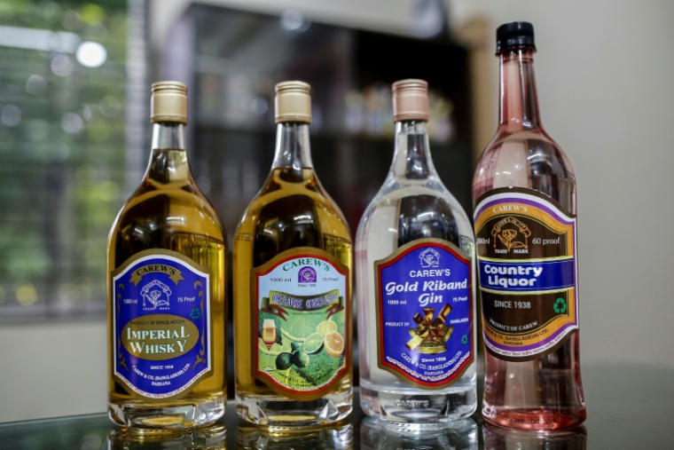 Des produits de la distillerie Carew and Co., à Darsana, le 23 octobre 2025 dans le sud-ouest du Bangladesh ( AFP / Rehman ASAD )