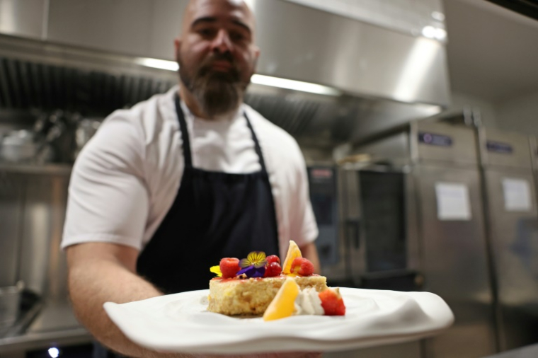Le chef du restaurant de l'hôtel SanCarlu à Ajaccio présente un dessert aux clémentines corses qu'il a préparé,  en Corse, le 15 novembre 2025 ( AFP / Pascal POCHARD-CASABIANCA )