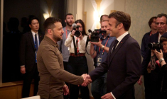 Le président ukrainien Volodimir Zelensky et le président Emmanuel Macron se serrent la main lors du sommet des dirigeants du G7 à Hiroshima, au Japon.