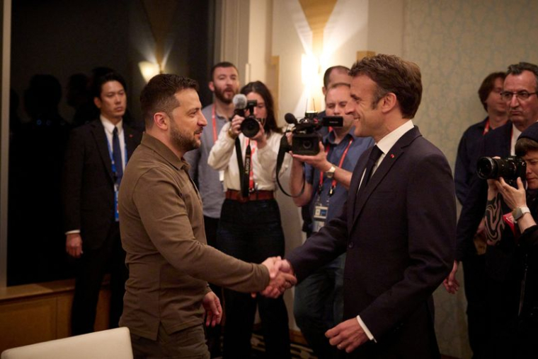 Le président ukrainien Volodimir Zelensky et le président Emmanuel Macron se serrent la main lors du sommet des dirigeants du G7 à Hiroshima, au Japon.