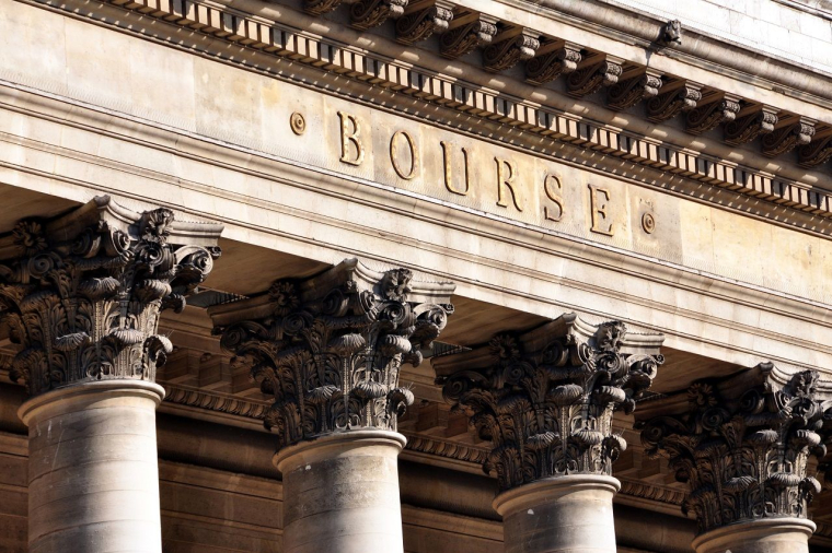 Le fronton du Palais Brongniart, ancien siège de la Bourse de Paris. (Crédits: Adobe Stock)