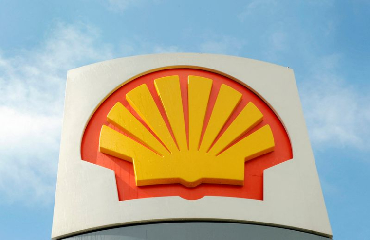 Le logo Shell sur une station-service à Londres
