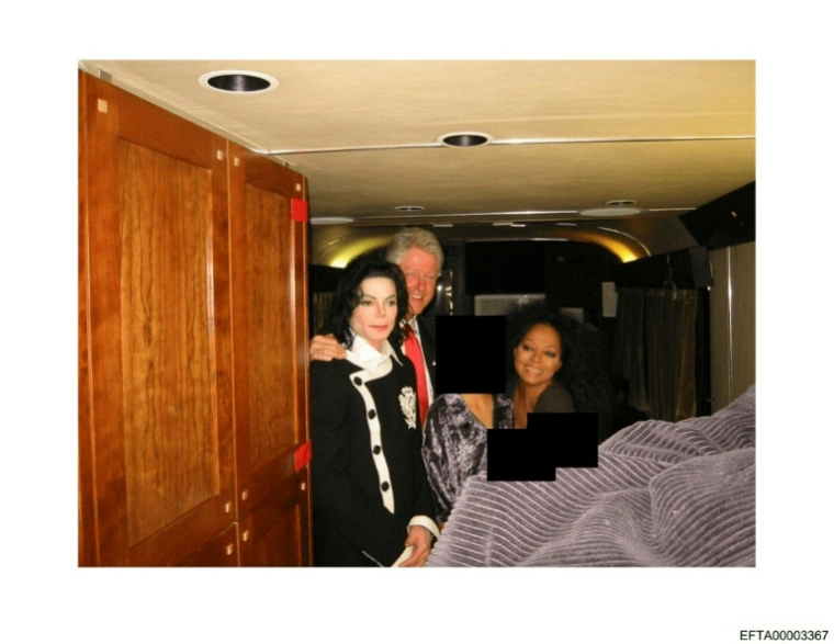 Image non-datée publiée le 19 décembre 2025 par le ministère américain de la Justice montrant l'ancien président démocrate Bill Clinton (centre) en compagnie des chanteurs Michael Jackson (gauche) et Diana Ross (droite) ( US DEPARTMENT OF JUSTICE / Handout )
