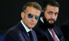 Le président français Emmanuel Macron (g) et son homologue syrien Ahmad al-Chareh participent au forum économique consacré à la reconstruction de la Syrie et aux corridors stratégiques, le 7 juillet 2026 à Damas ( POOL / Ludovic MARIN )