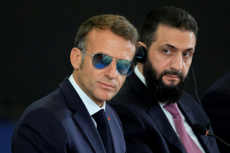 Le président français Emmanuel Macron (g) et son homologue syrien Ahmad al-Chareh participent au forum économique consacré à la reconstruction de la Syrie et aux corridors stratégiques, le 7 juillet 2026 à Damas ( POOL / Ludovic MARIN )